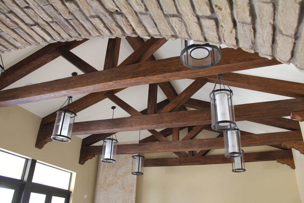 A room with wooden beams and light fixtures.